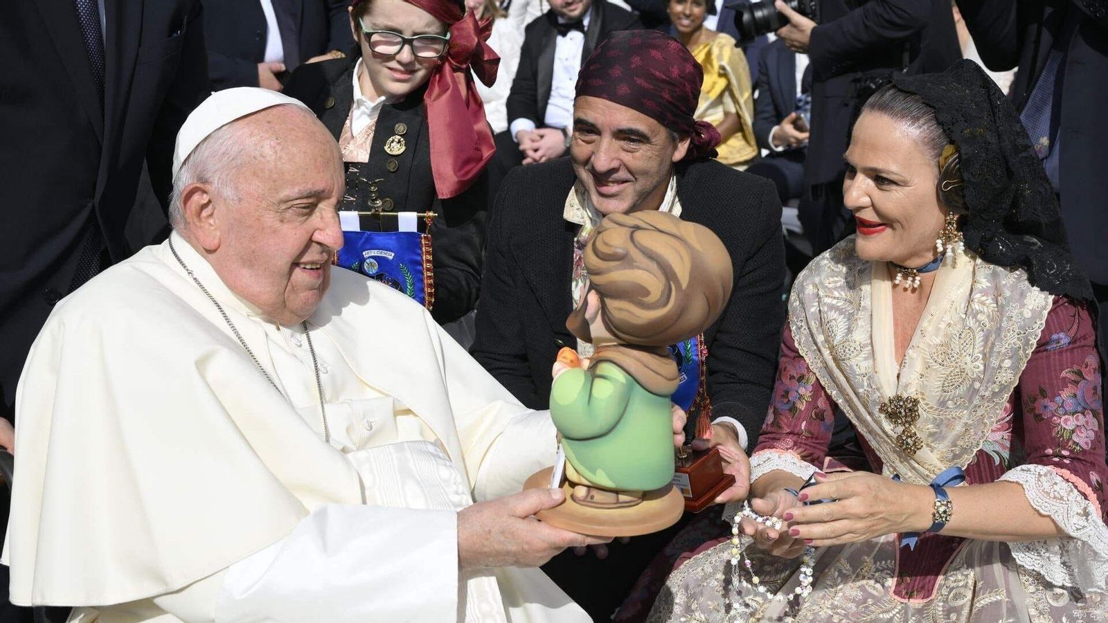 El papa Francesc rep un ninot de sant Josep (arxiu)