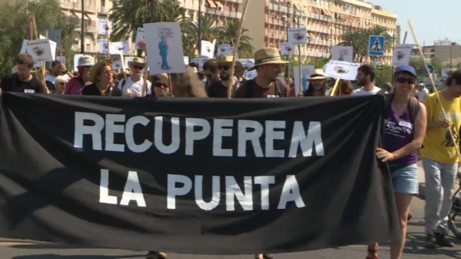 Centenars de persones desfilen per l'horta marítima de València.