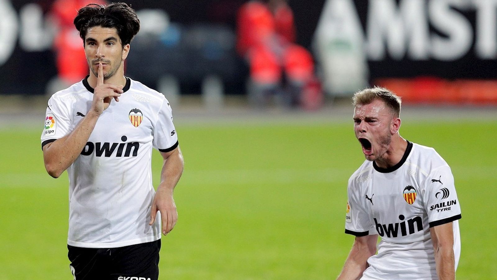 Carlos Soles i Lato celebren el gol de l'empat