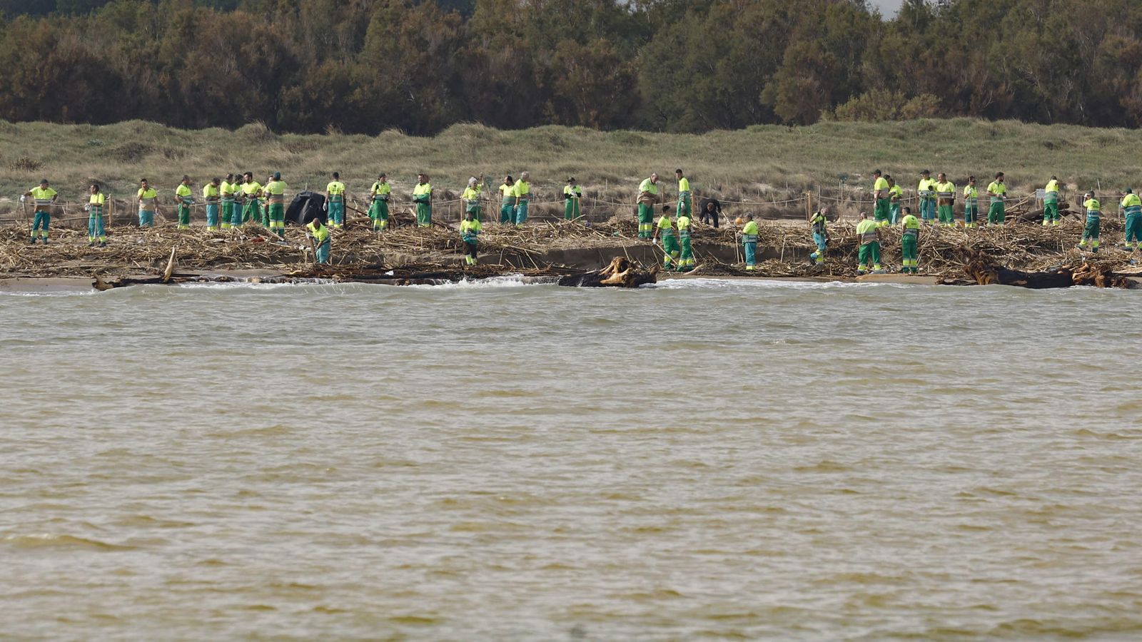Agtents de la Guàrdia Civil pentinen la costa de València, este dimecres