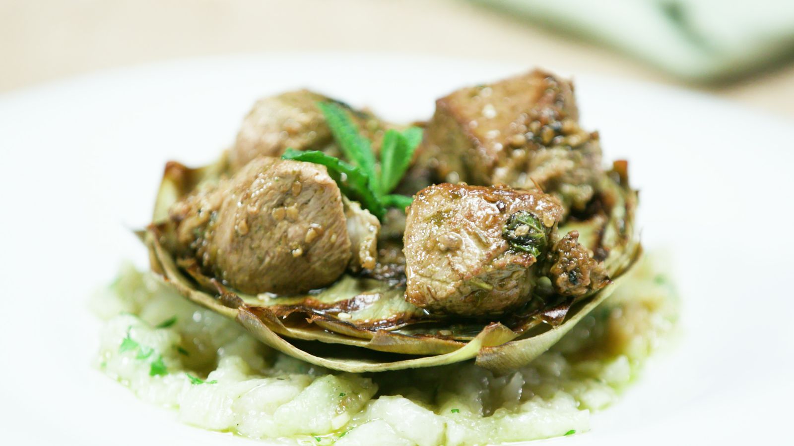 Corder amb albergina i carxofes