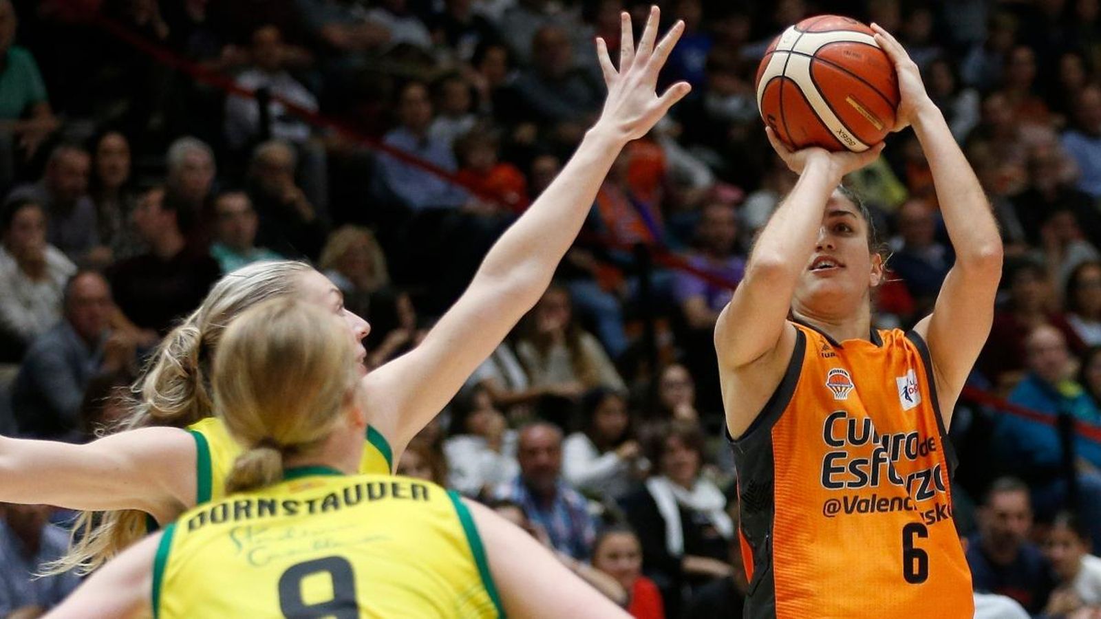 Gari Gilabert en una acció del partit