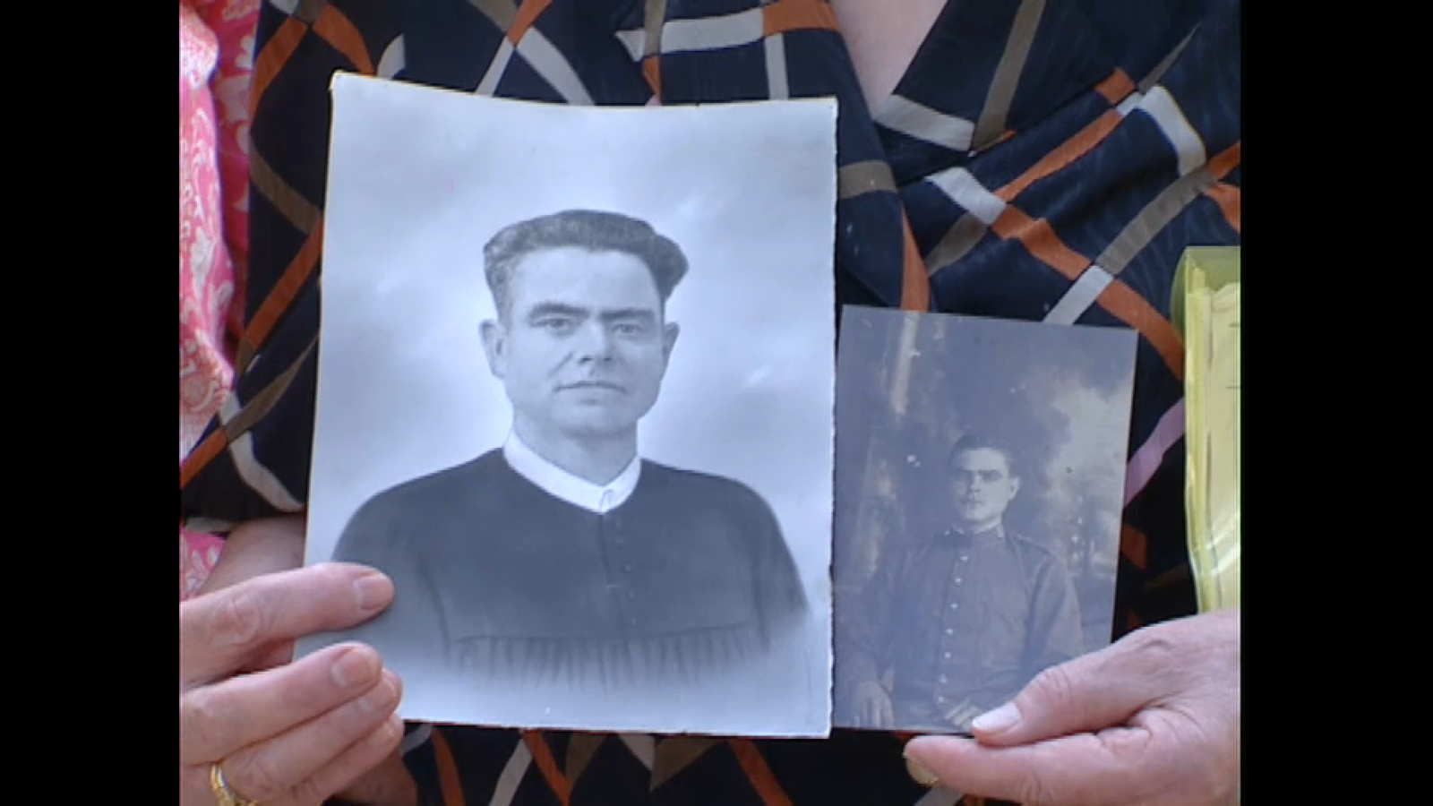 Pepica Celda sosté un retrat de son pare, afussellat per la repressió franquista