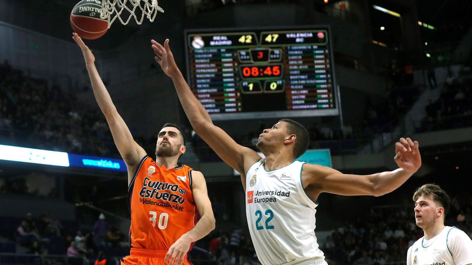 Joan Sastre anota una cistella davant la defensa de Walter Tavares