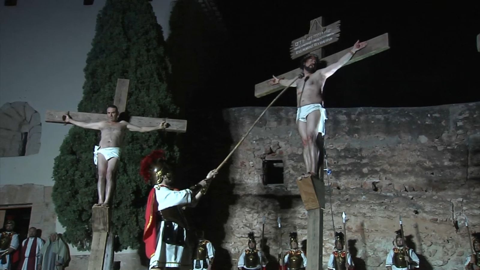 Una de les escenes finals de la representació de la Passió que va acollir aquest dijous per la nit Torreblanca