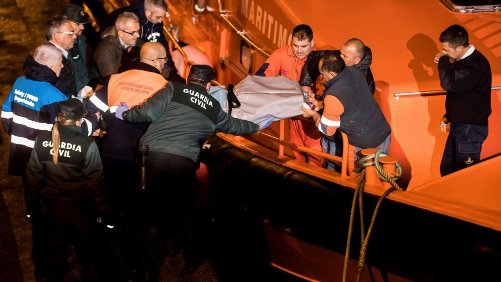 Trasllat a terra dels tres morts en el naufragi del pesquer Sin Querer Dos