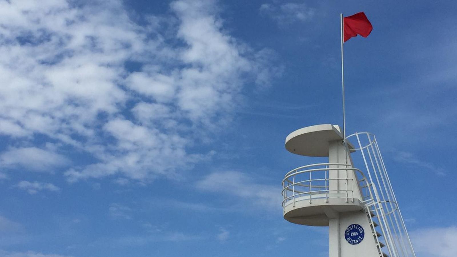 Bandera roja a la platja de l'Albufereta d'Alacant