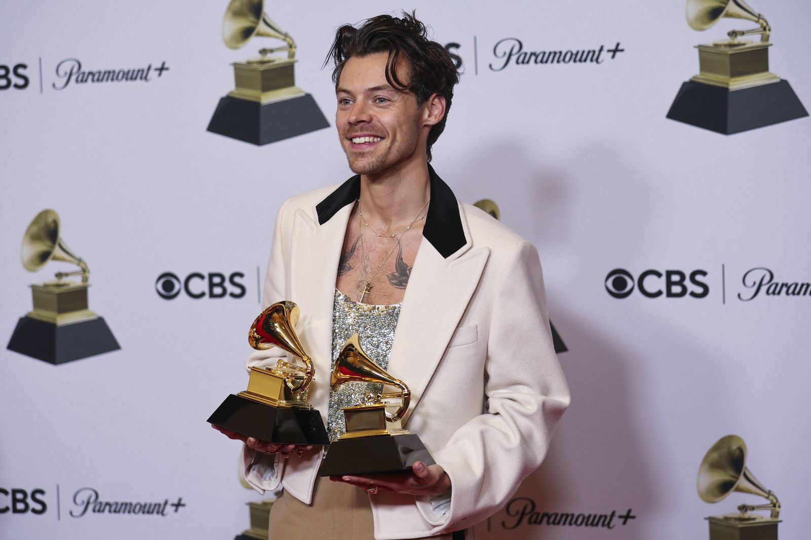Harry Styles posa amb els dos Grammy