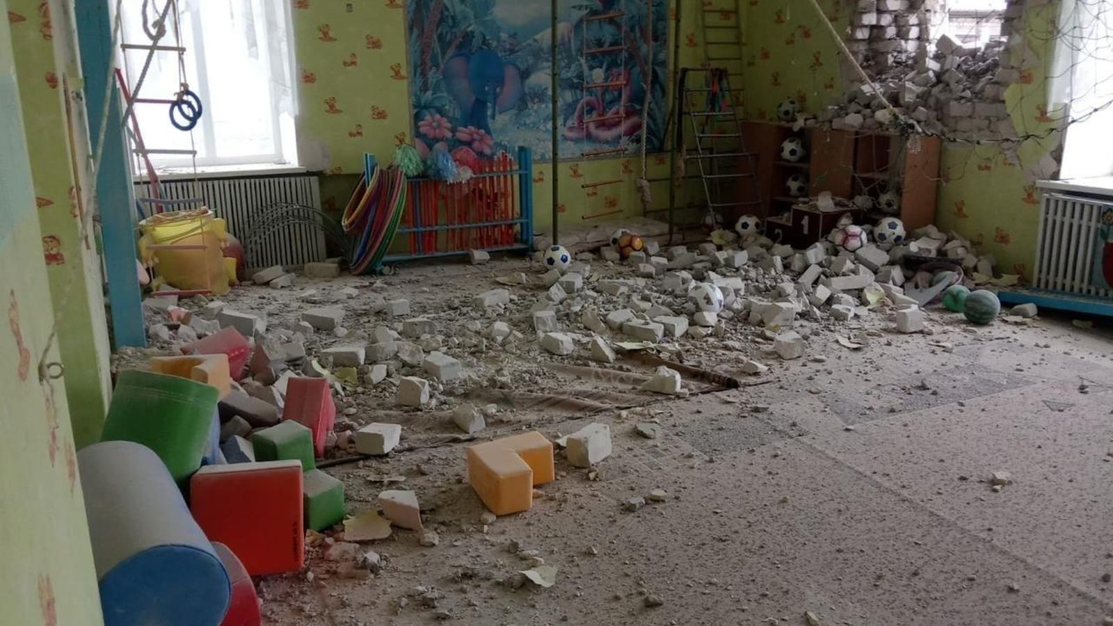 Imatge d'un espai infantil afectat pels bombardejos contra Ucraïna