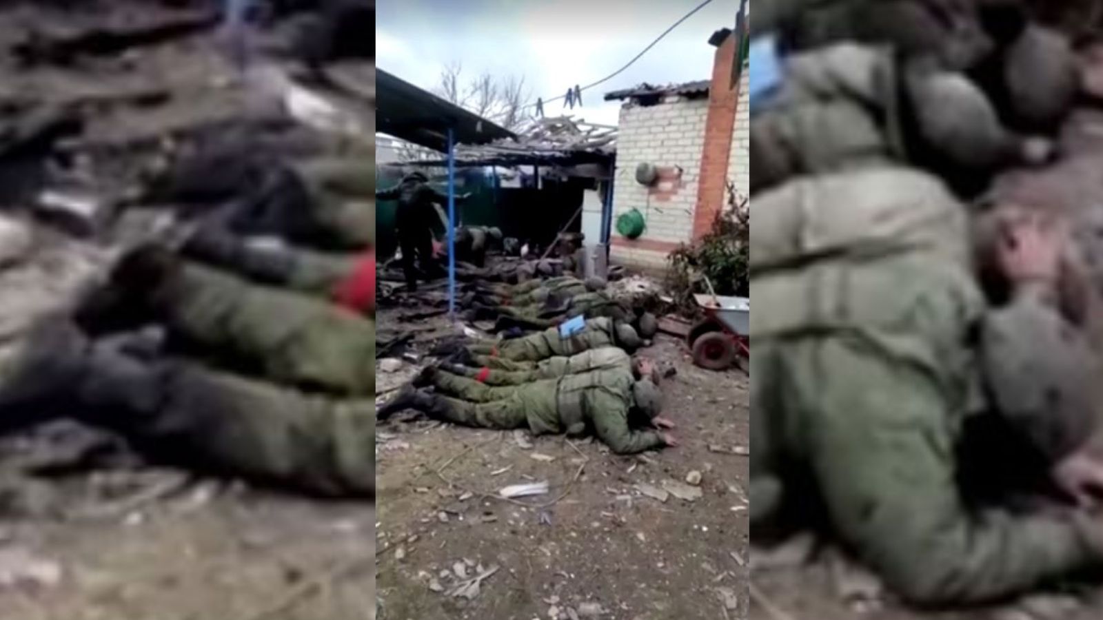 Els soldats russos, identificats amb una cinta roja, estesos a terra en un dels moments del vídeo