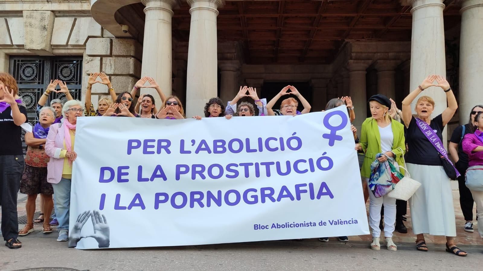 Concentració del Front Abolicionista del País Valencià davant l'Ajuntament de Valencia per a exigir una llei orgànica abolilcionista de la prostitució