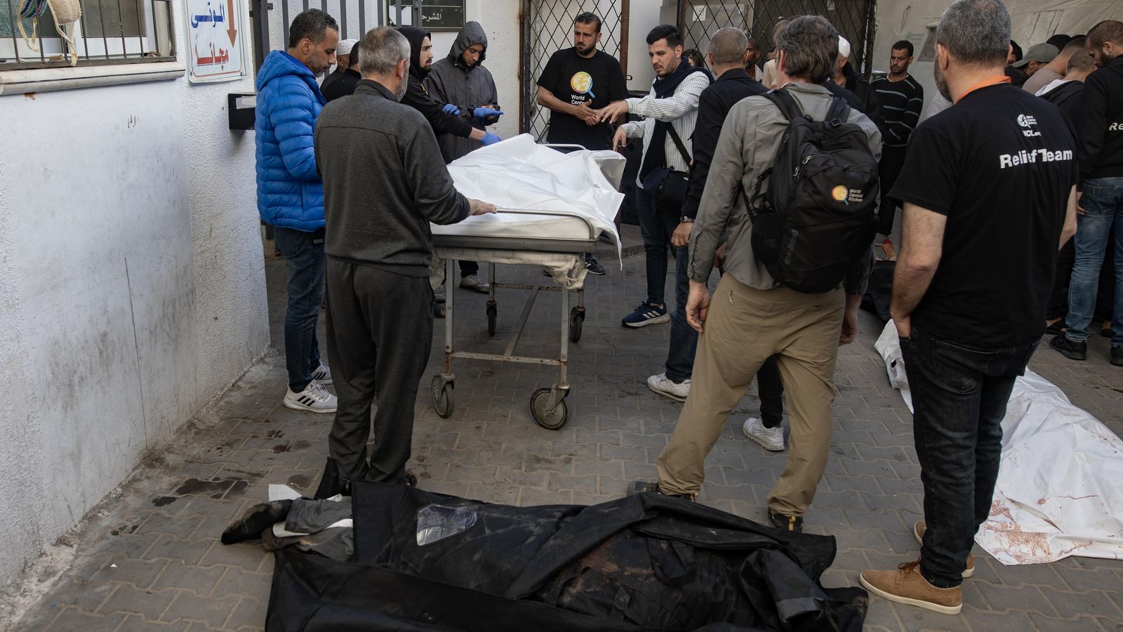 Membres de l'ONG World Central Kitchen al voltant d'una de les víctimes mortals de l'atac