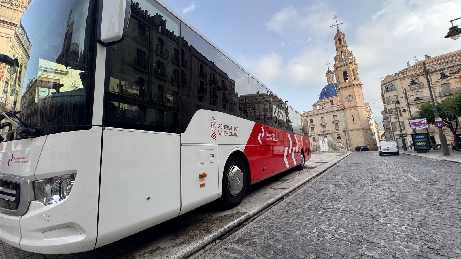 Un autobús de la nova xarxa BUSCO passa per davant del consistori d'Alcoi