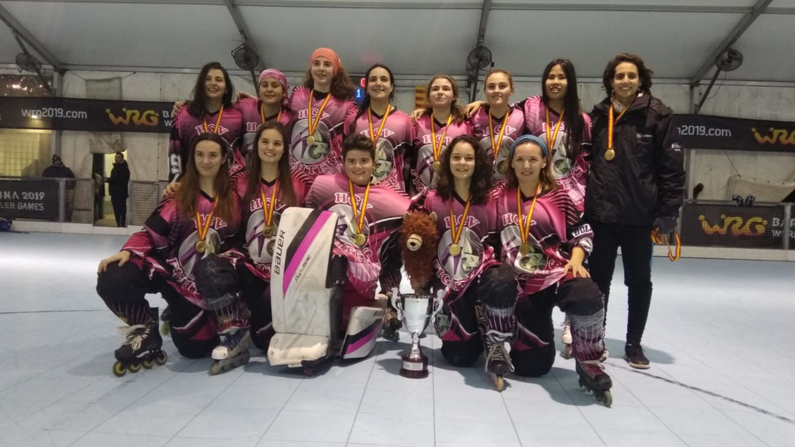 Les xiques de les Fighters posen amb les medalles i la Copa Princesa