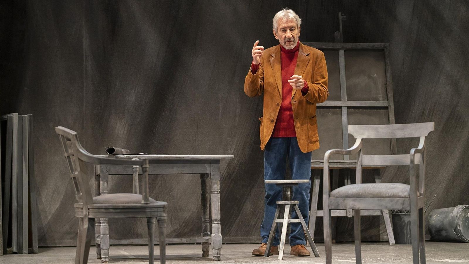 El actor José Sacristán en una de les escenes de l'estacle que el manté en gira, 'Señora de rojo sobre fondo gris'