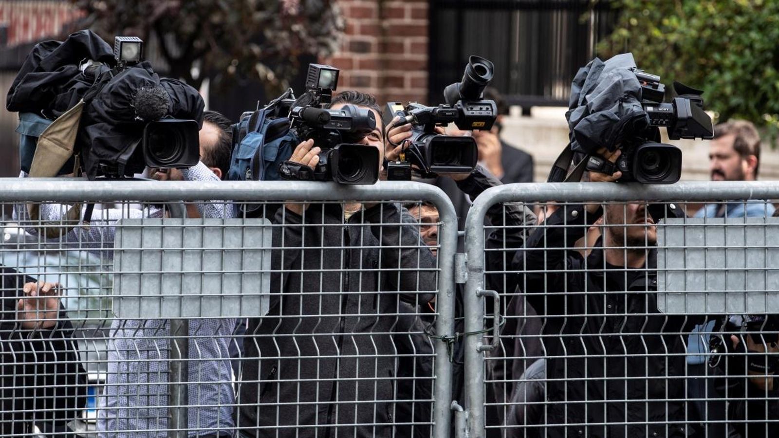 Periodistes a la porta del consolat d’Aràbia Saudita a Istanbul després de la desaparició de Jamal Khashoggi