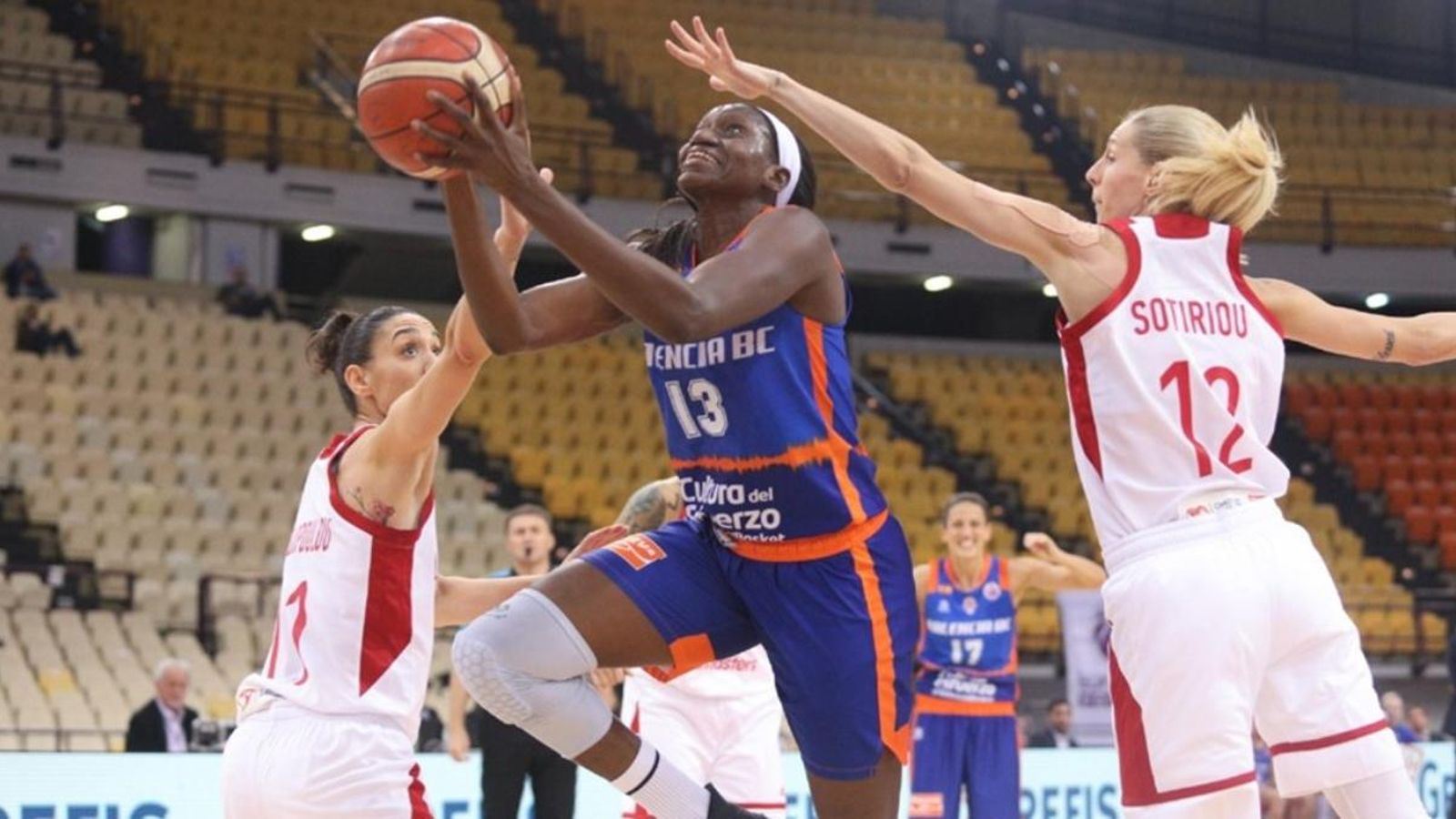 Llançament de la pivòt taronja, Meiya Tirera, màxima anotadora del partit.