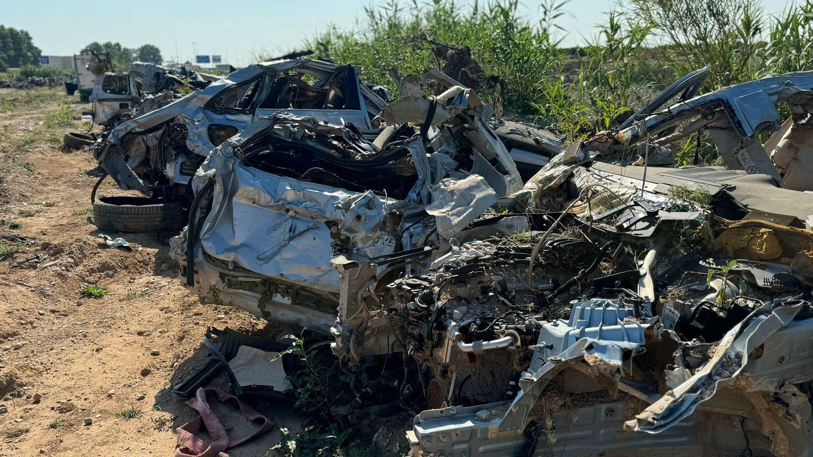 Restes de vehicles que hi ha al llit del Poio, segons ha denunciat la conselleria