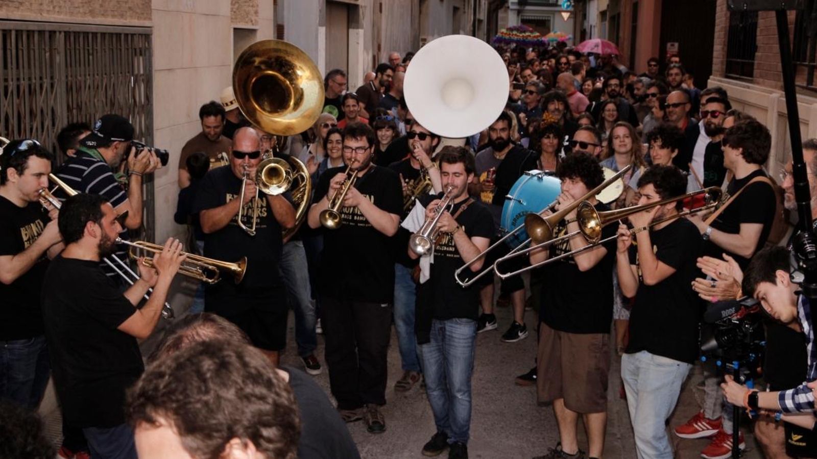 Cercaviles musicals típiques de Nova Orleans omplin els carrers de Borriana el Maig di Gras