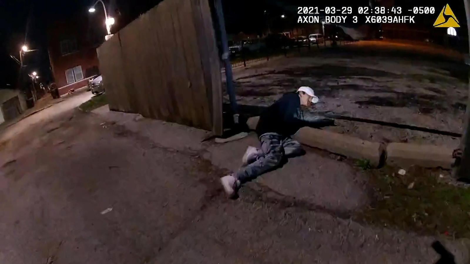 El xiquet llatí cau a terra després que la policia li disparara en el barri de la Villita