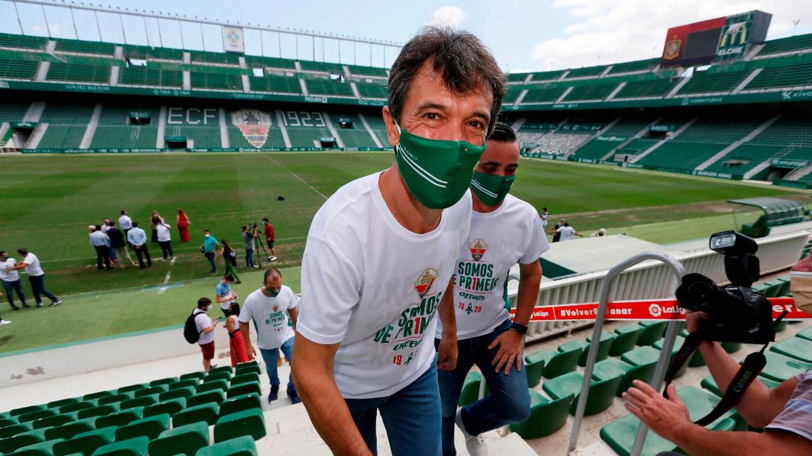 Pacheta, durant l'acte institucional per l'ascens de l'Elx a Primera