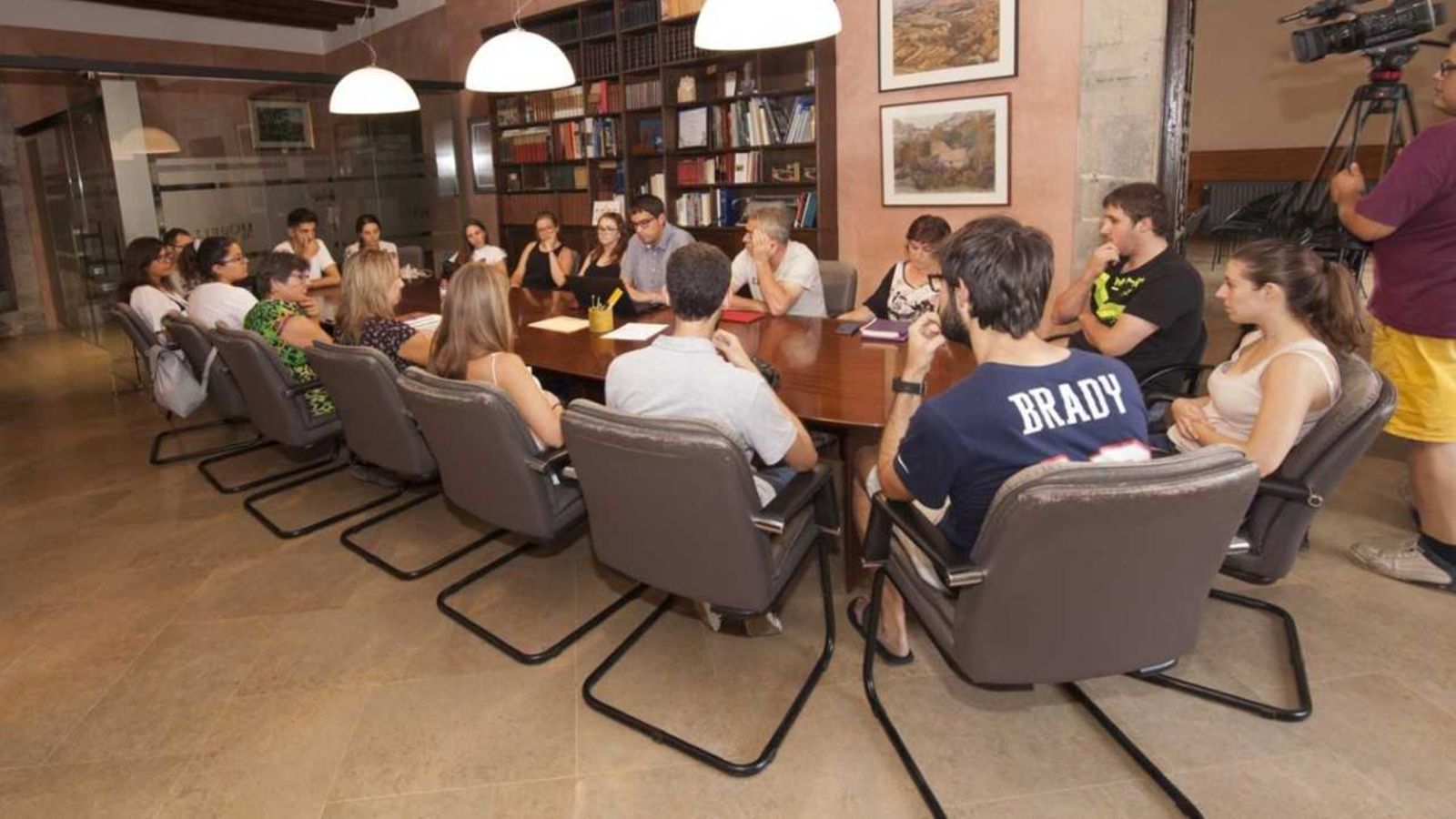 Joves que s'incorporen al programa Avalem de treball a Morella, reunits amb les autoritats de l'Ajuntament.