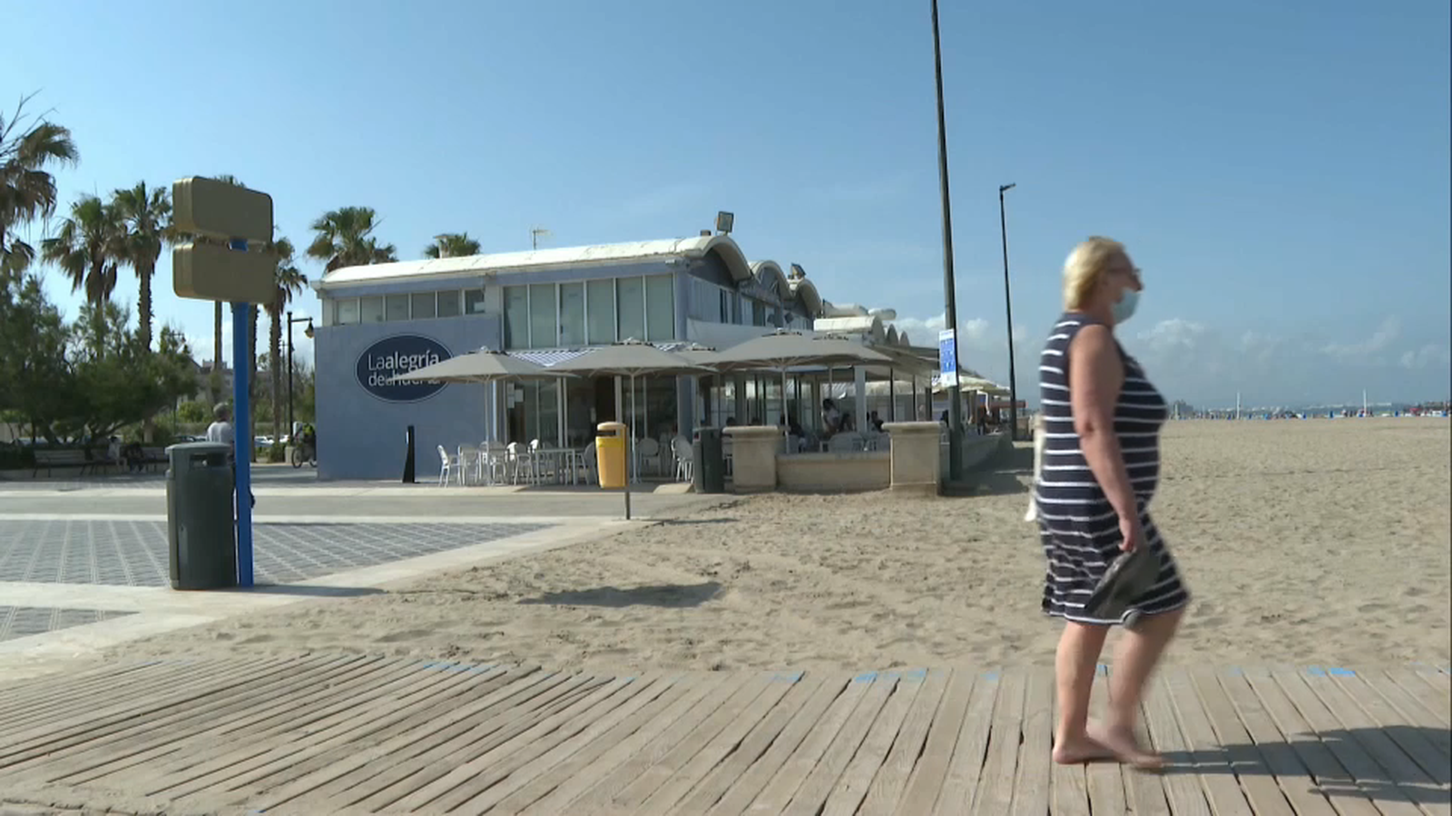 Una dona a la platja de la Malva-rosa de València
