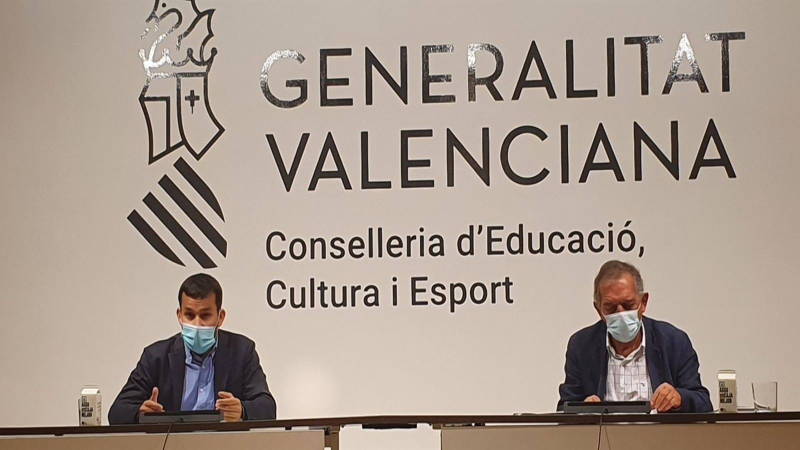El conseller d'Educació, a l'esquerra, i el secretari autonòmic d'Educació en la roda de premsa que han oferit aquest dimecres
