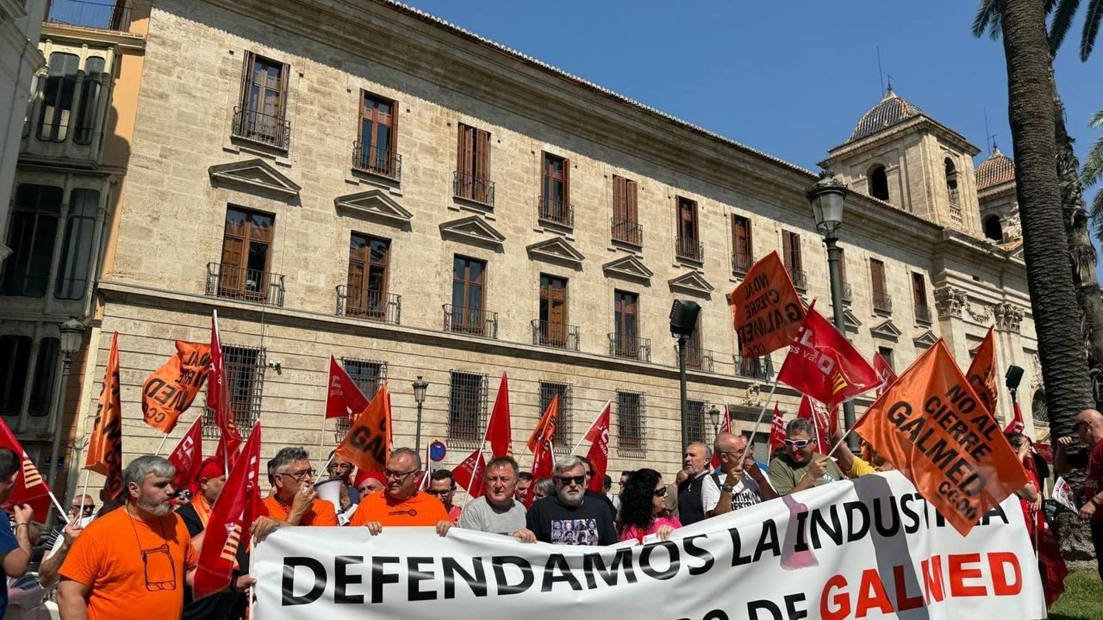 Concentració de la plantilla de ThyssenKrupp Galmed davant Delegació de Govern