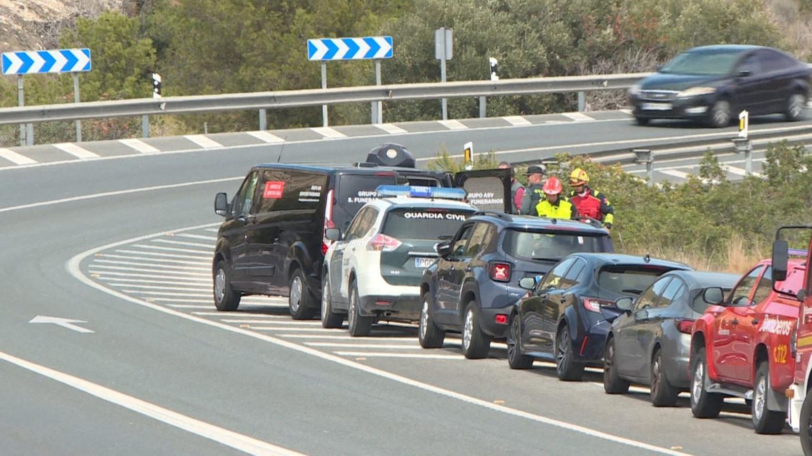 El cadàver es va trobar a pocs metres d'on estava la seua moto i a la vora de la N-332, una carretera molt transitada.