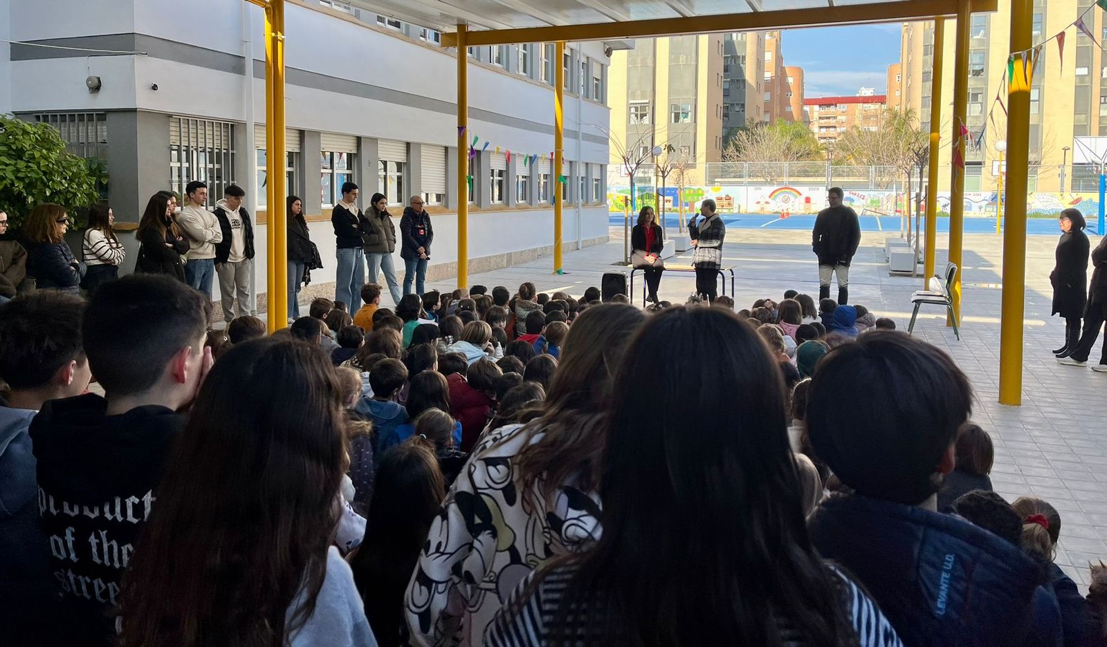 Moment de l'homenatge al CEIP Carles Salvador de Benimaclet, València