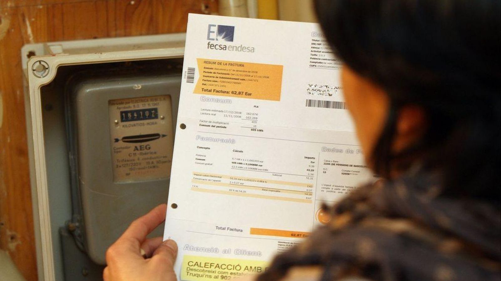 Imatge d'arxiu d'una dona consultant la factura de la llum