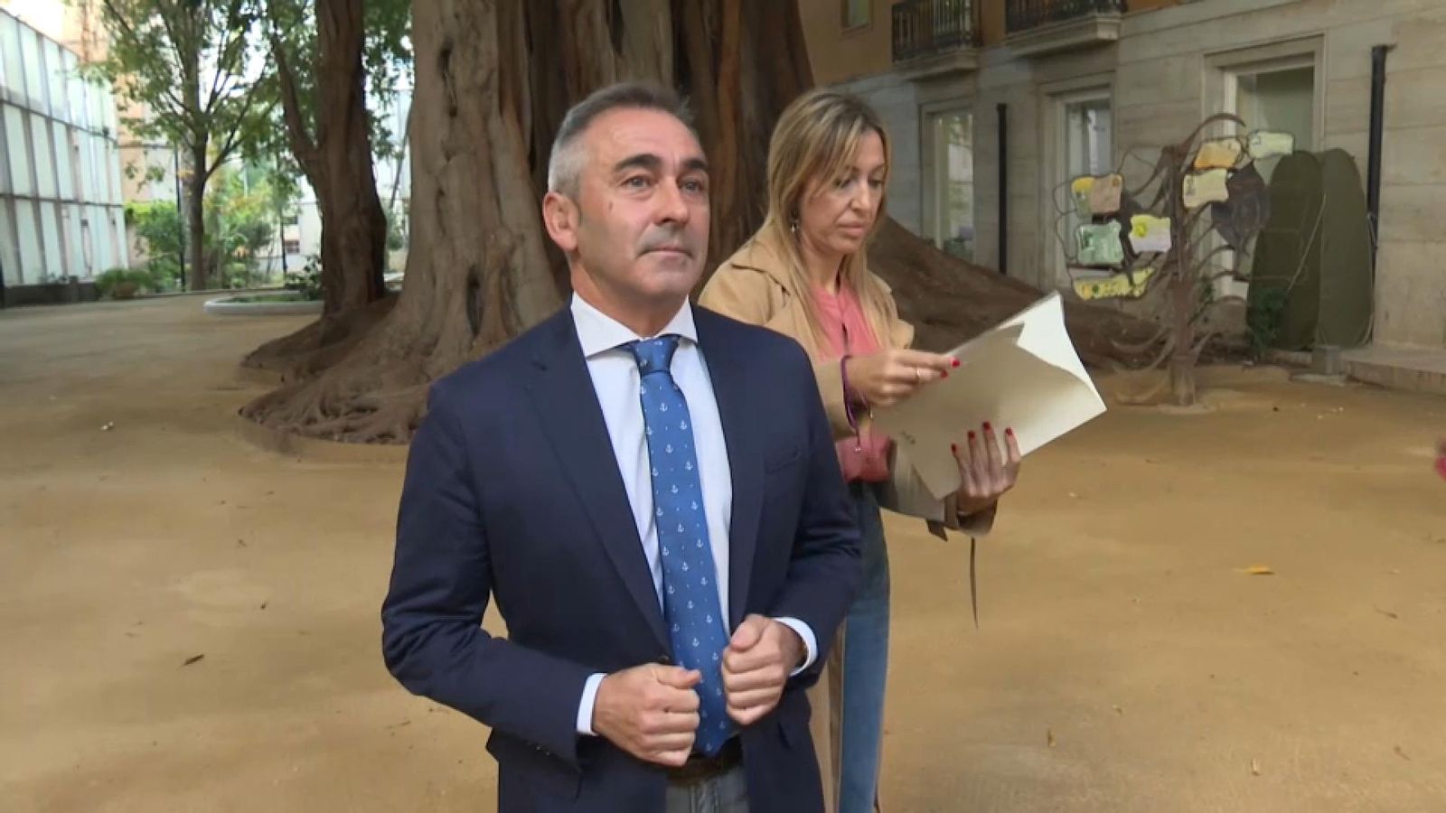 El diputat del PP Miguel Barrachina després de presentar la petició de recusació a Bravo