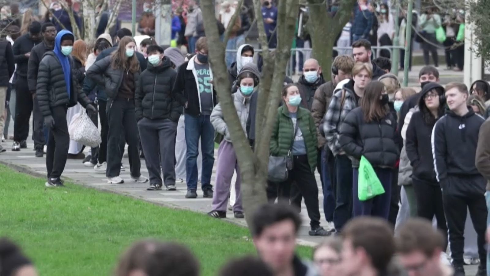 Centenars d'estudiants de la Universitat de Kent fan cua per a vacunar-se