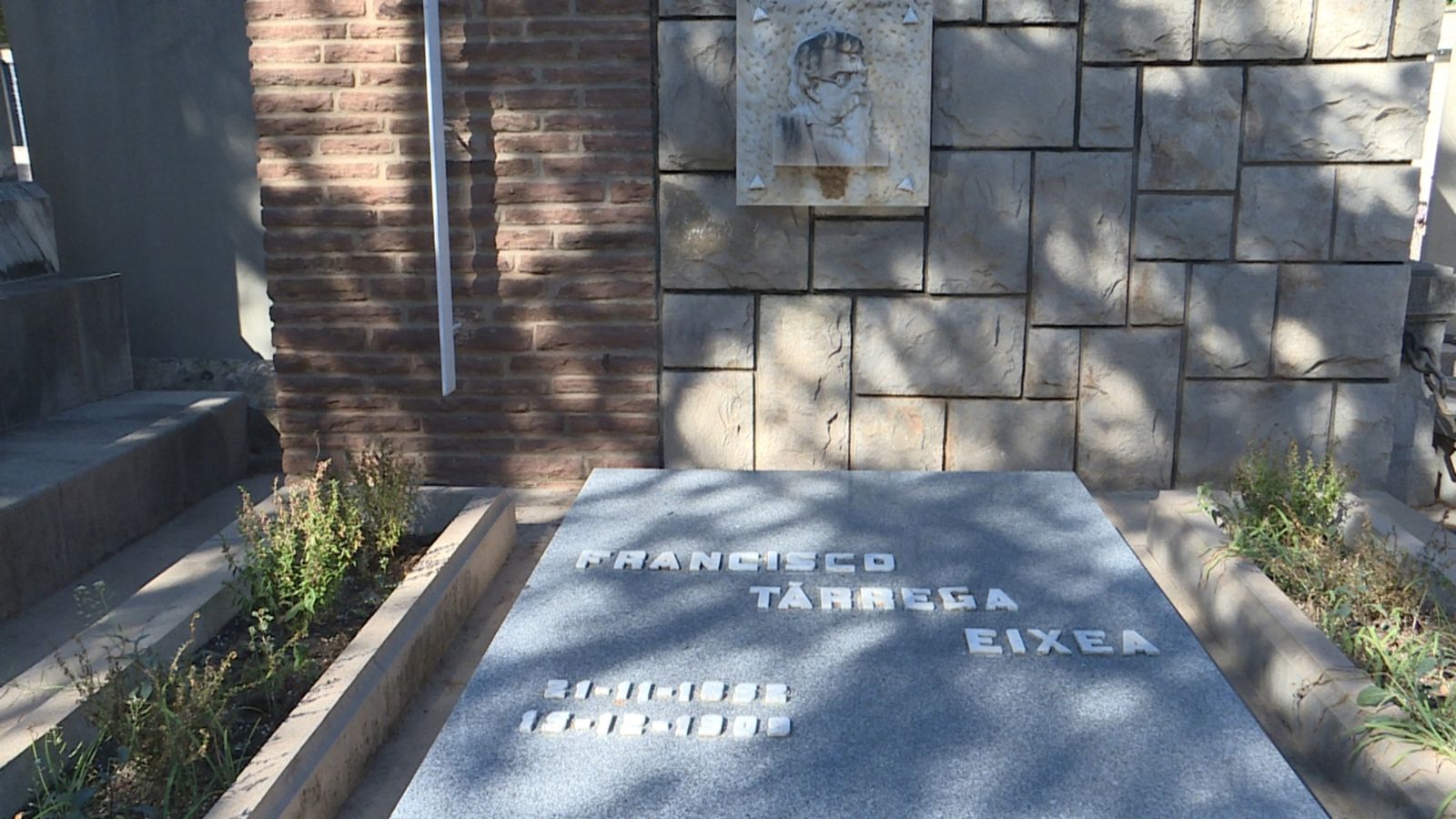 La tomba de Francesc Tàrrega, al cementiri de Castelló de la Plana