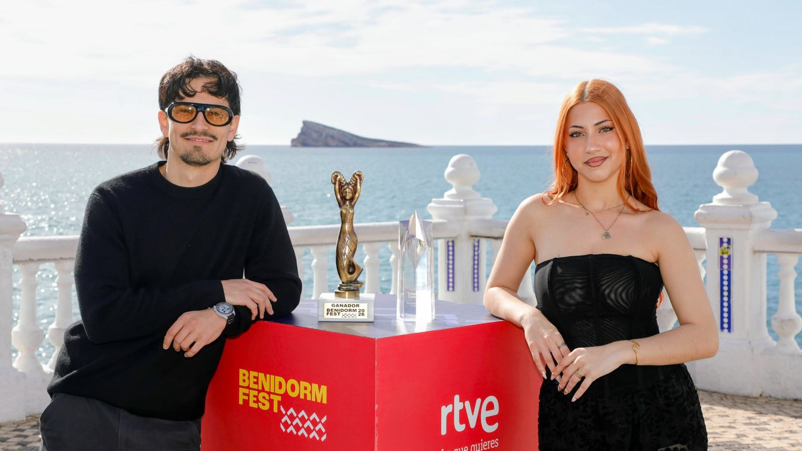Els artistes guanyadors del Benidorm Fest 2026, Tony Grox & LUCYCALYS, durant una roda de premsa al Mirador del Castell, el 15 de febrer de 2026, a Benidorm.