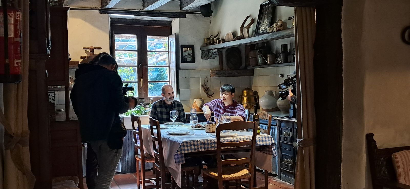 No sabem si acabarà surfejant el nostre Hu Zhao, però menjar segur que menja. No se'n perd una