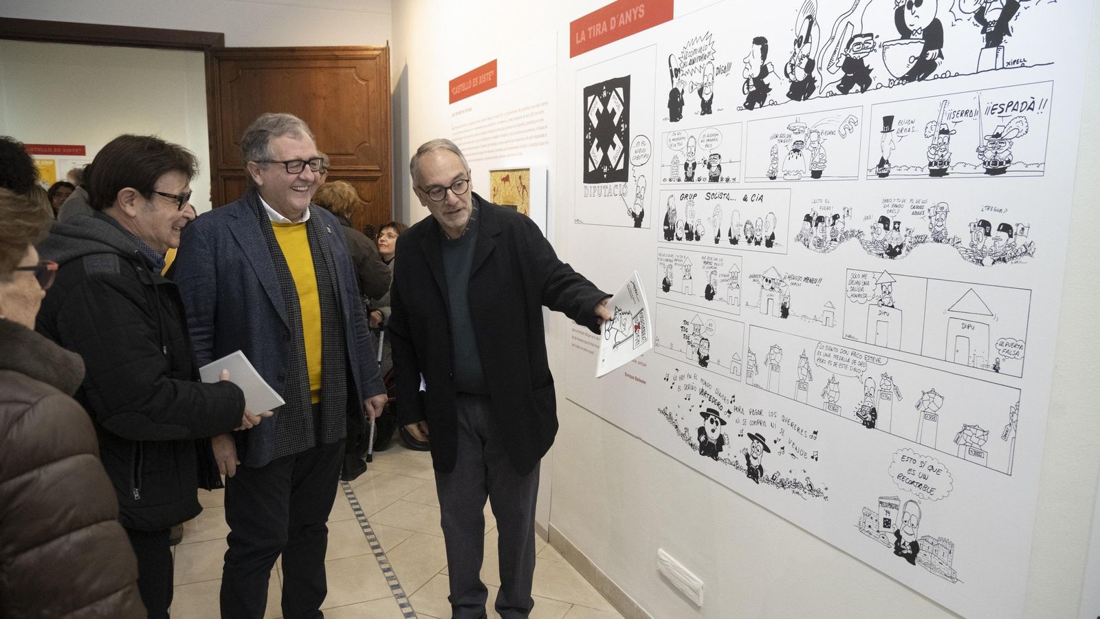 L'il·lustrador Xipell i el president de la Diputació José Martí visiten l'exposició