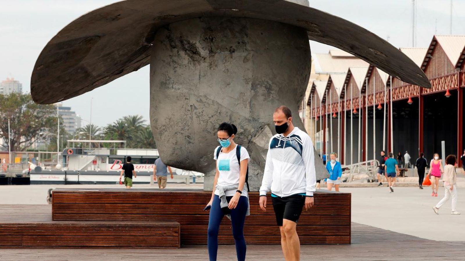 Una parella passeja durant l'horari permés per la Marina de València
