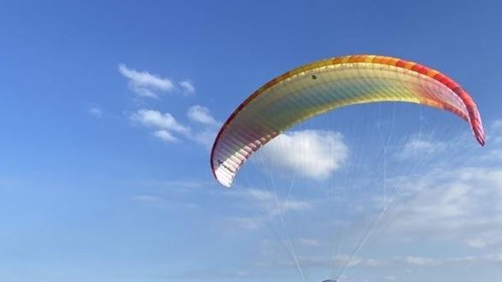 Dos ferits en caure el parapent a Petrer