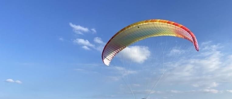 Dos ferits en caure el parapent a Petrer
