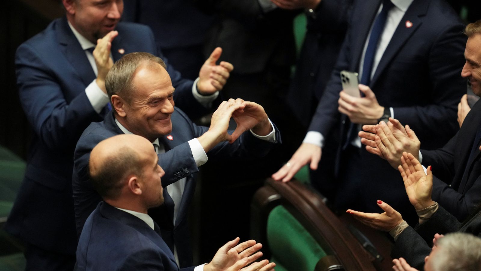El nou president de Polònia, Donald Tusk, fa un cor amb les mans per agraïr el suport del Parlament