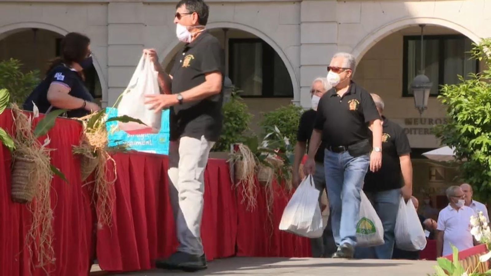 Les Fogueres es reinventen amb una ofrena solidària