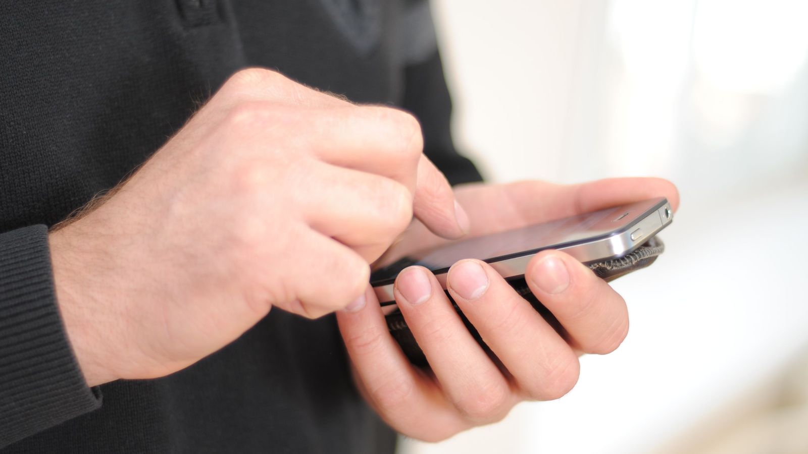 Un home amb un mòbil