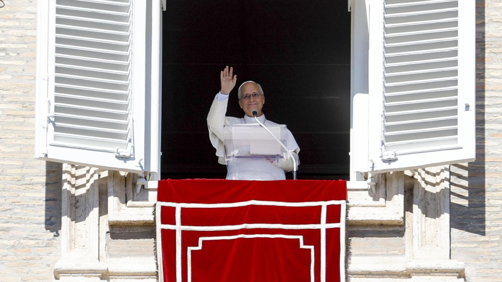 El papa Lleó XIV des de la finestra del seu despatx amb vistes a la Ciutat del Vaticà este diumenge