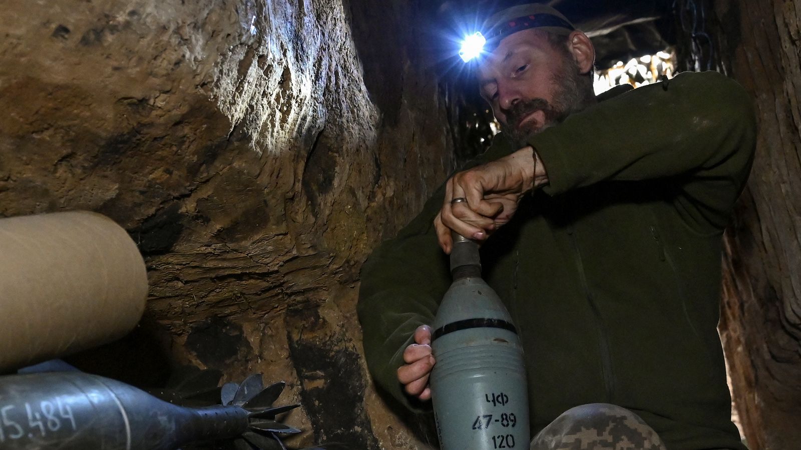 Un militar ucraïnés prepara granades de morter dins d'un refugi en primera línia a la regió de Donetsk