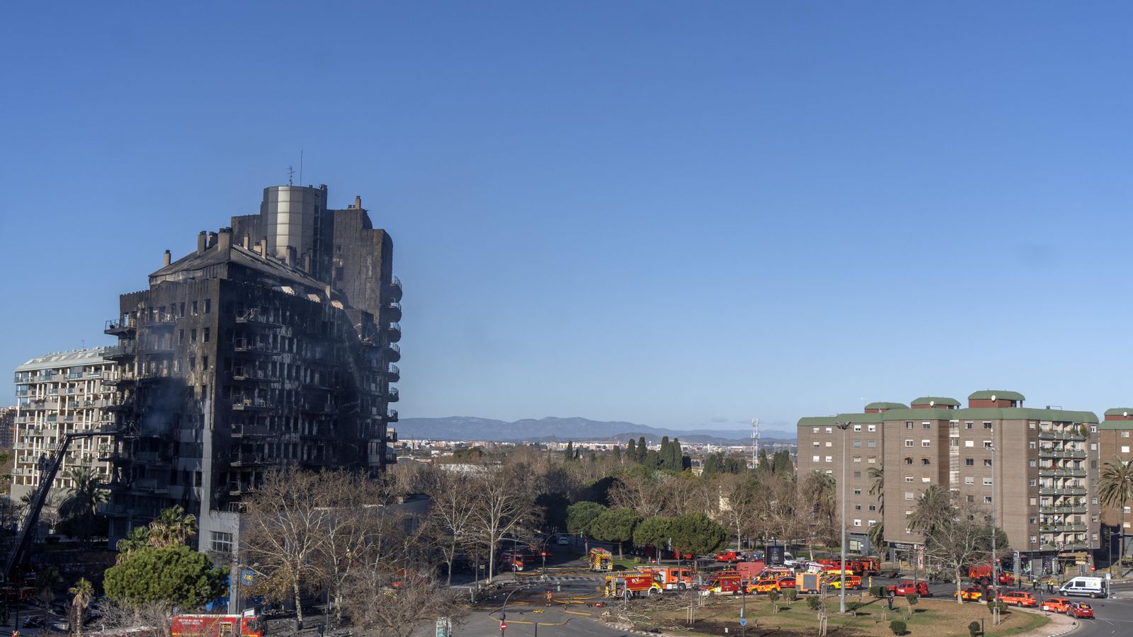 Una vista general de l'edifici que va patir el voraç incendi aquest dijous