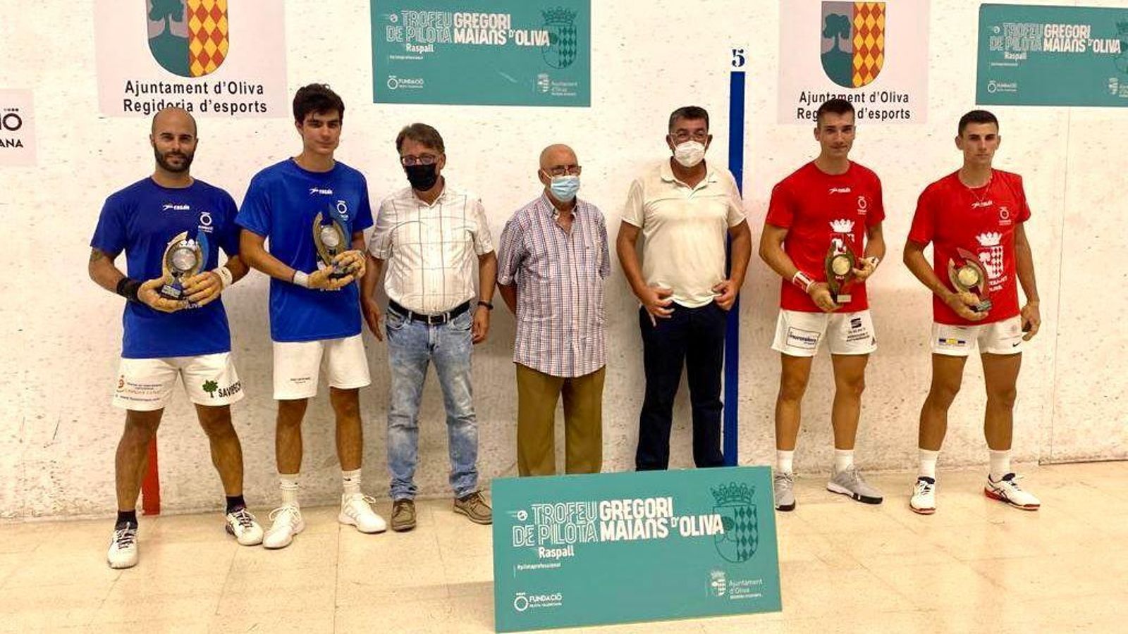 Els campions i els subcampions, amb els trofeus