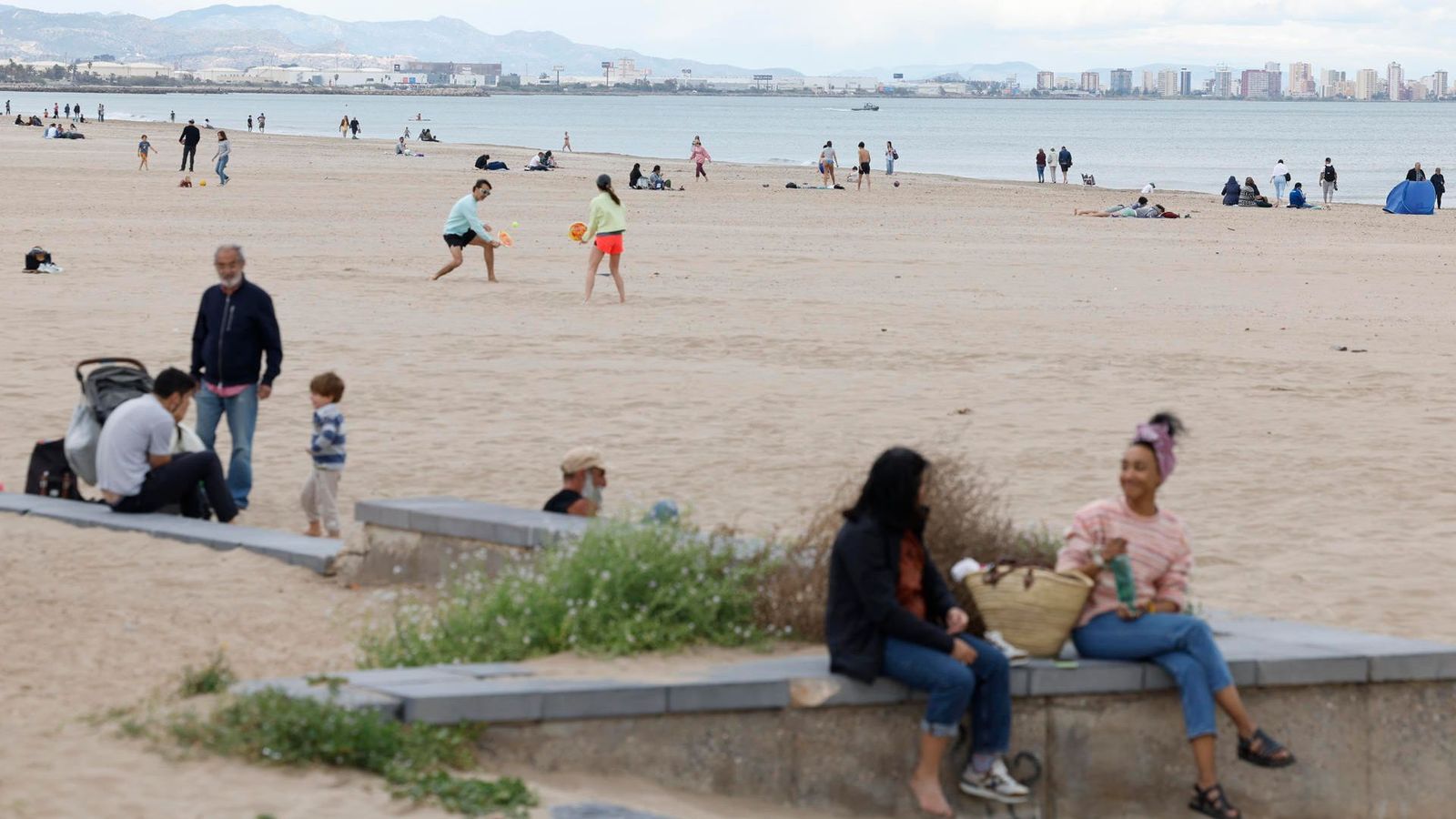 Diverses persones en una platja de València este dissabte
