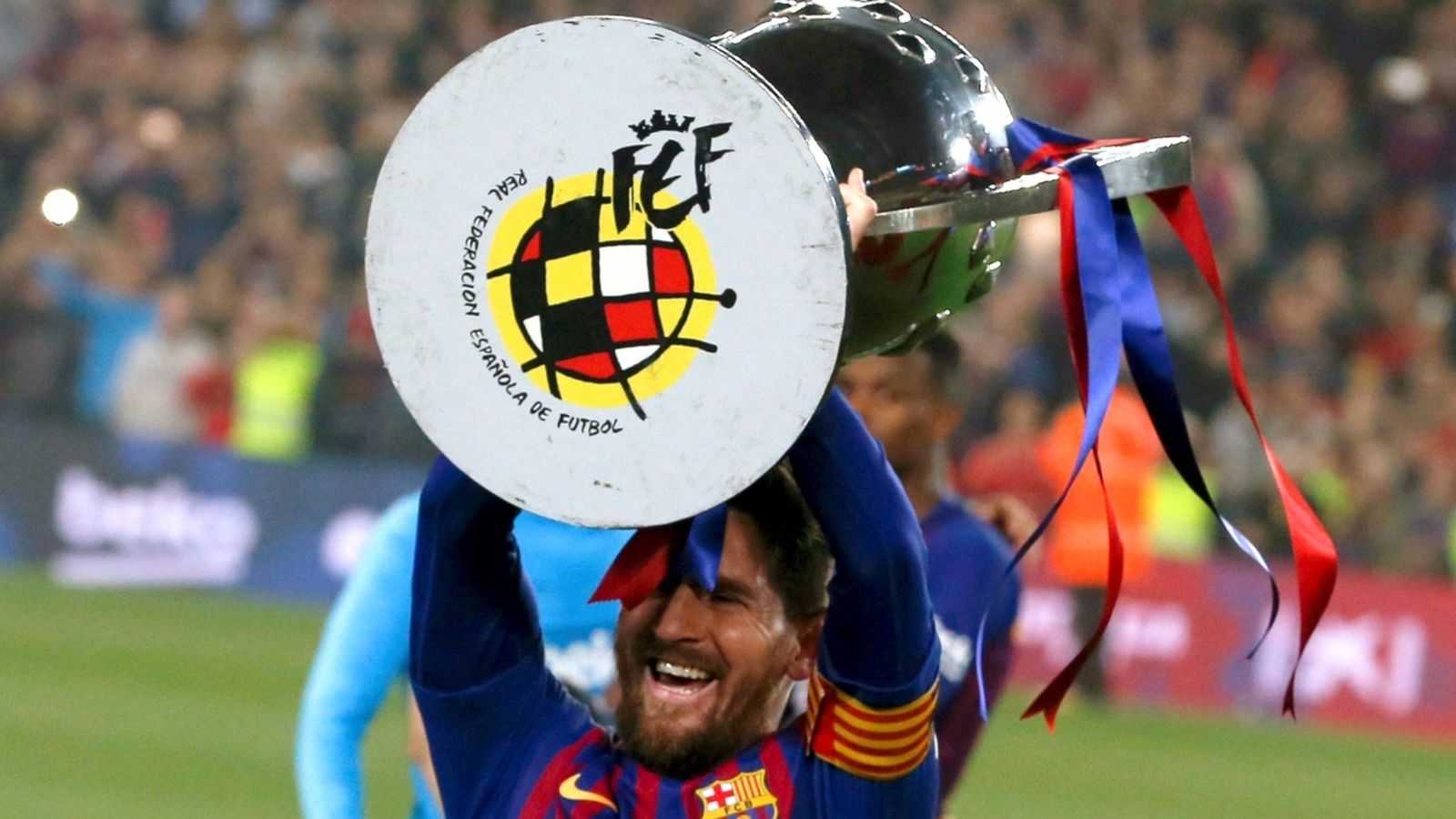 Messi alça la copa després del partit contra el Llevant en què també ha marcat l'únic gol.